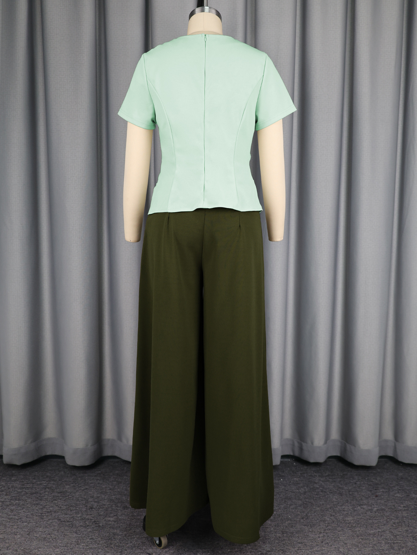 Ensemble décontracté deux pièces pour femme : haut chic à col en V et manches courtes, pantalon taille haute à jambes larges – Tenue quotidienne simple et élégante