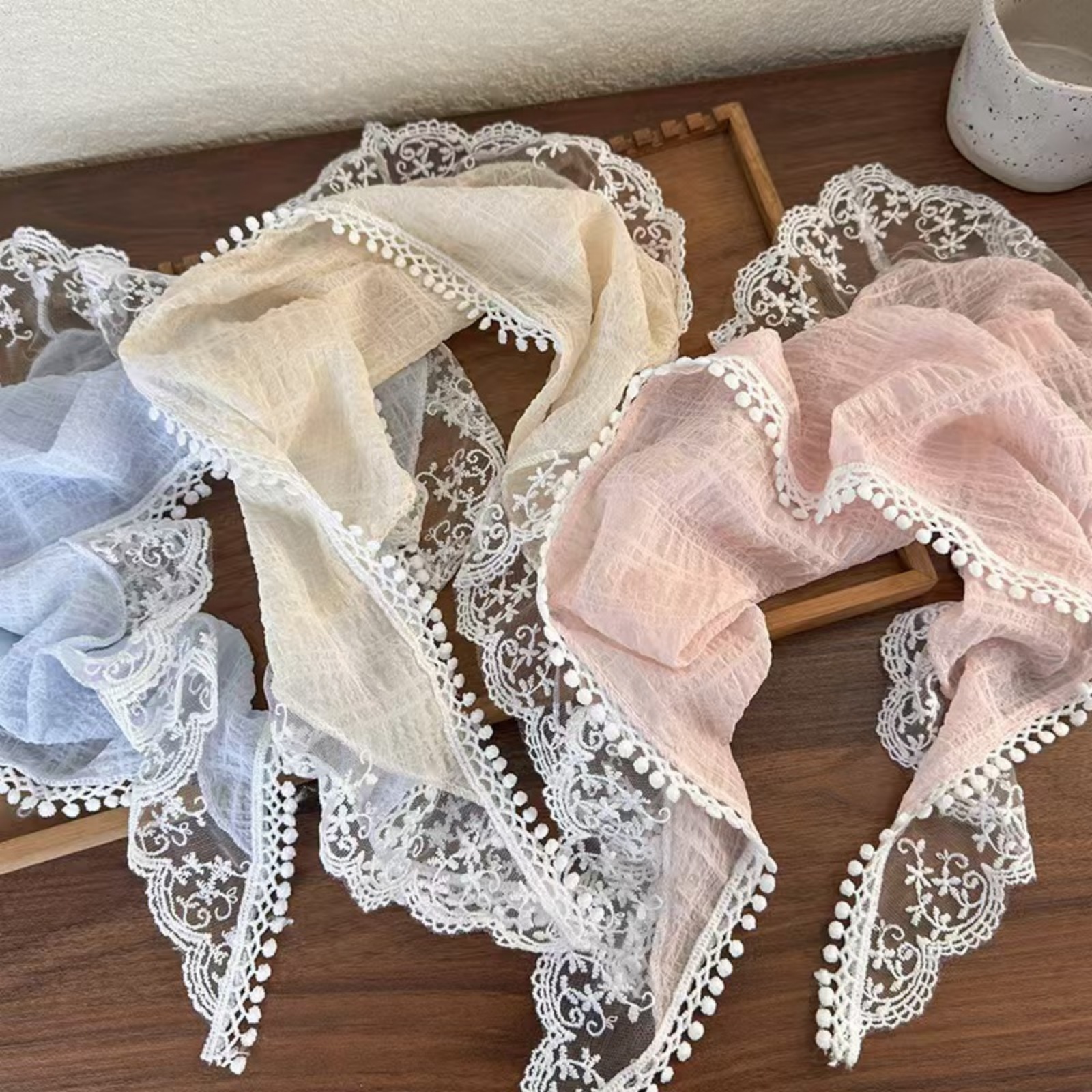 1PC Foulard triangulaire en dentelle pour femme, en mousseline froissée pastel, accessoire capillaire pour le quotidien et la plage