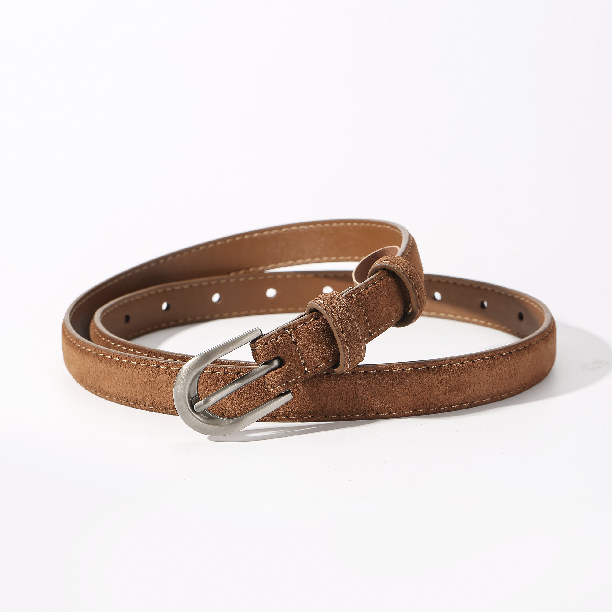 Ceinture en cuir marron pour femme avec boucle argentée, ceinture décontractée en daim doux pour jeans, robes et tenues de tous les jours