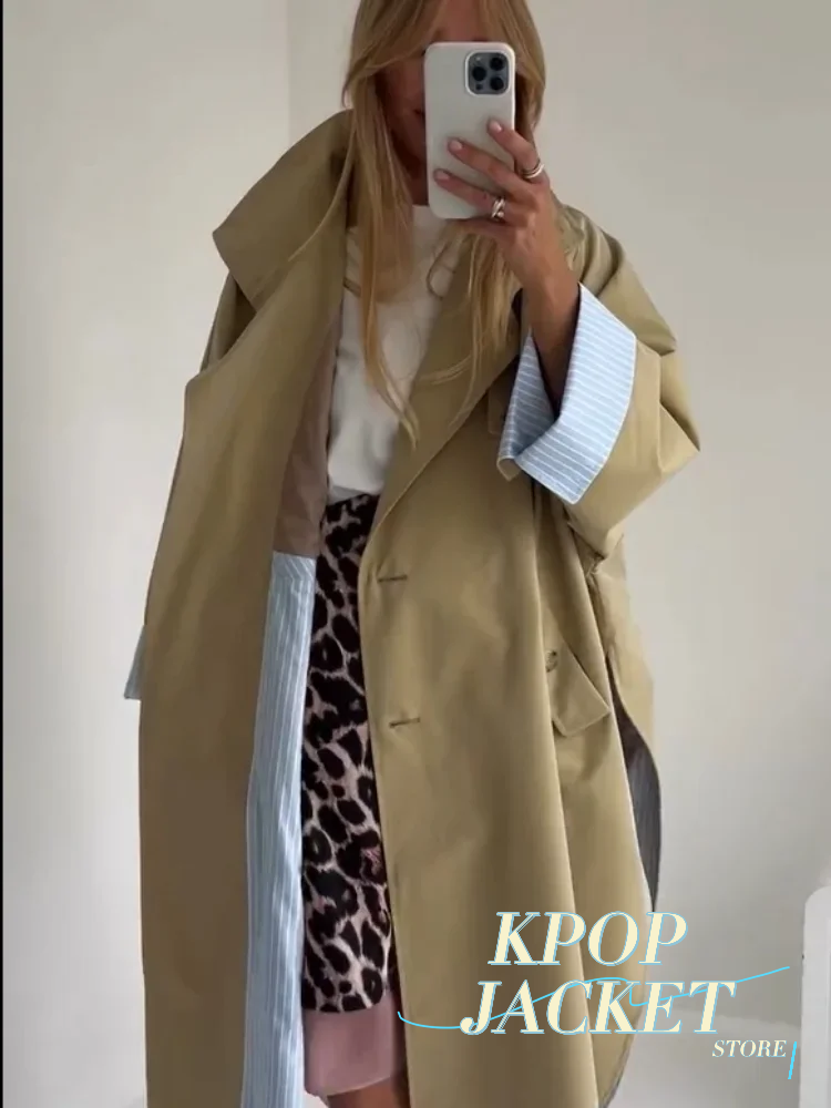 Manteau trench long kaki à rayures color-block pour femme 2026, col large, coupe ample, épaules tombantes, doublure bleue, fente latérale, idéal pour les trajets quotidiens et les sorties