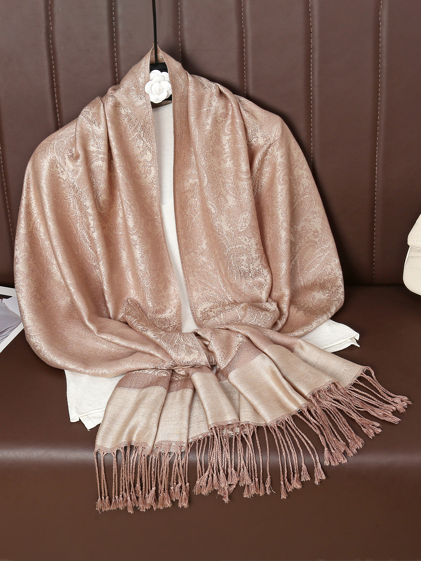 Écharpe Pashmina rétro polyvalente avec broderie de fleurs de paon, Design de pompon doux à la mode décontracté pour la décoration quotidienne des vêtements d'extérieur
