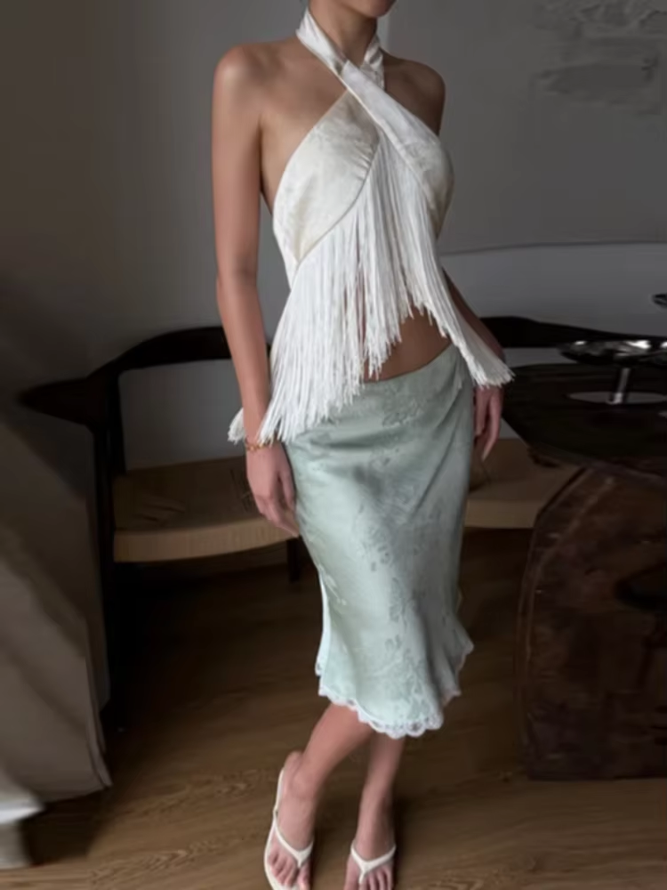 Haut court en satin blanc à franges pour femme, col halter croisé élégant, style vintage décontracté, tenue quotidienne et de vacances, vêtements de rue pour femmes 2026