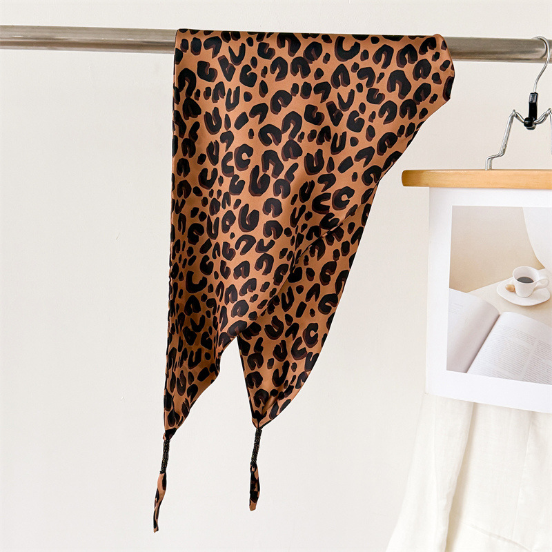 Écharpe triangulaire imprimée à double couche en soie simulée à imprimé léopard, avec chaîne, à nouer à la taille, protection solaire, châle, foulard pour femme