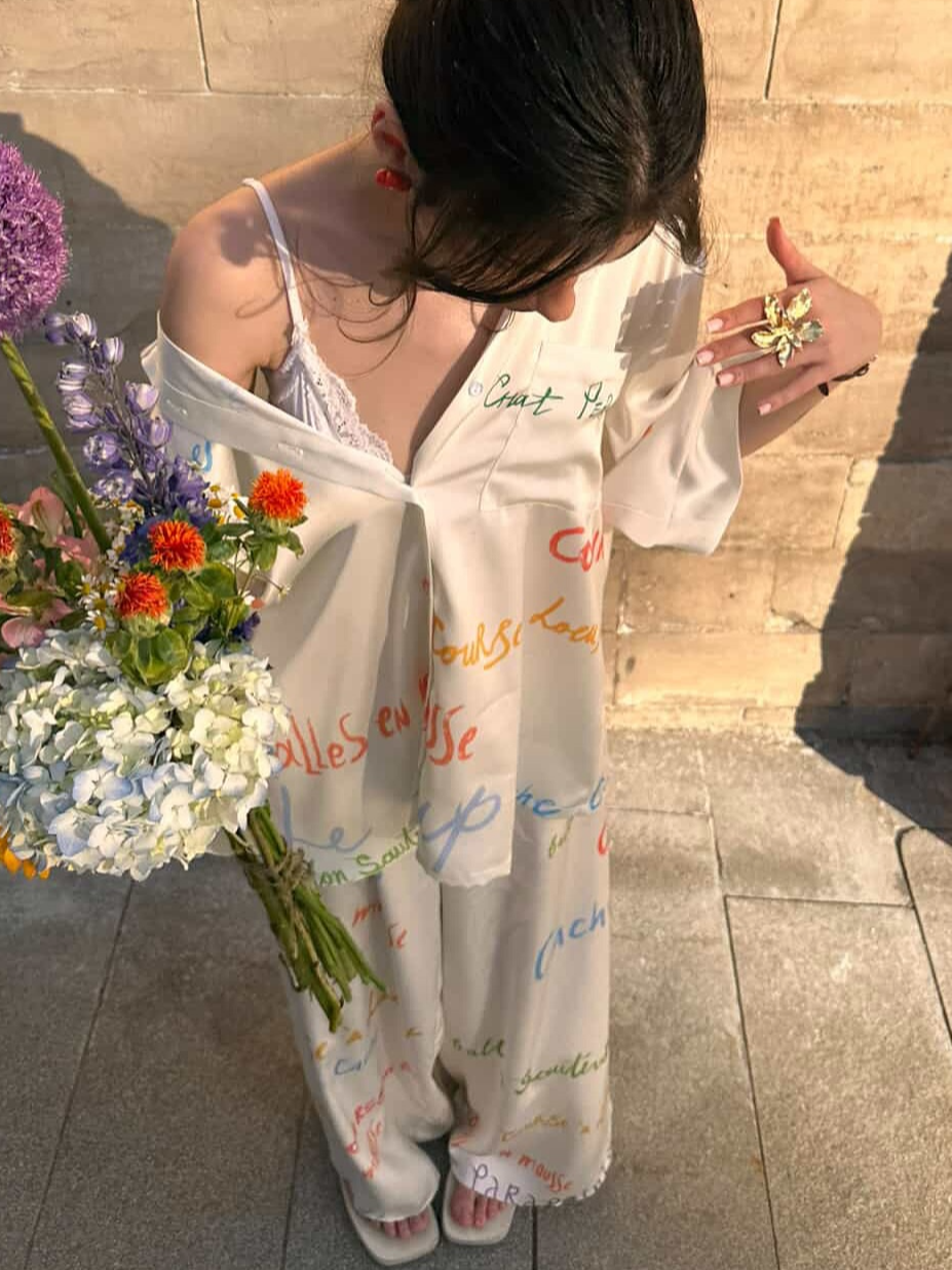 Ensemble deux pièces pour femme : chemisier coloré imprimé lettres graffiti à col revers et pantalon large – Tenue de vacances