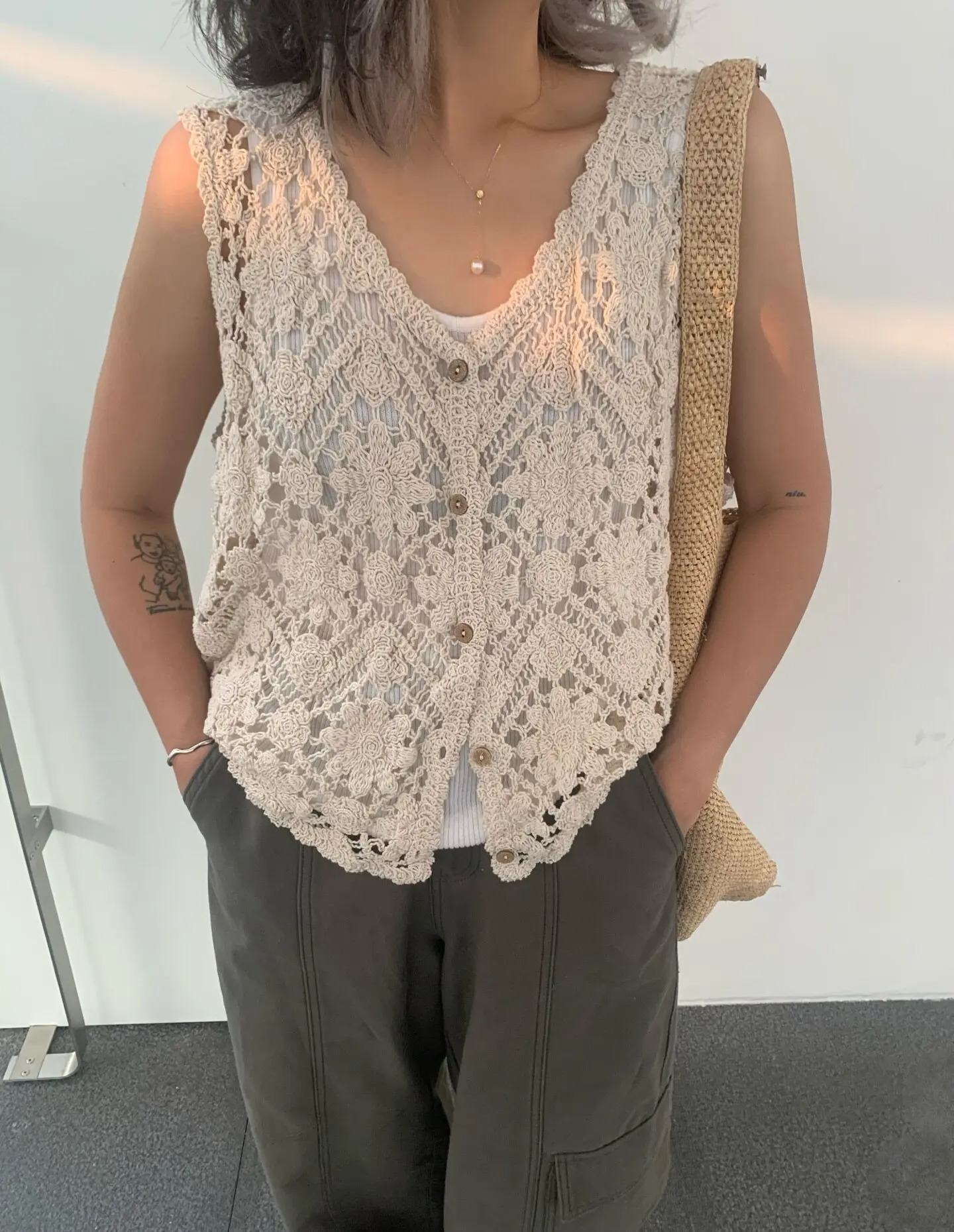Gilet en crochet floral brodé pour femme, cardigan sans manches ajouré en maille ouverte, tenue bohème pour festival d'été