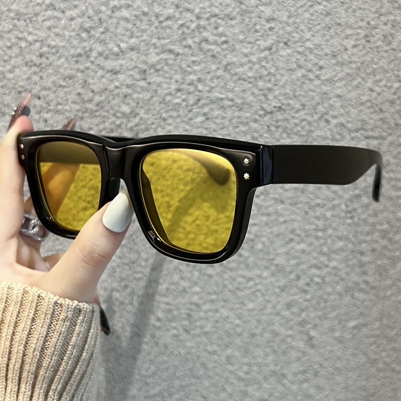 Nouvelles Lunettes de Soleil Carrées Tendance Décoration Simple Femme Luxe Extérieur Couleur Unie Pêche