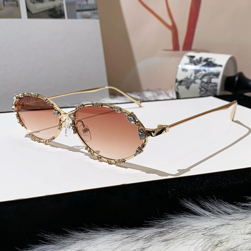 Petites lunettes de soleil ovales brillantes en cristal pour femmes, nouvelle mode en alliage strass, lunettes de soleil de luxe pour dames, nuances rondes sexy pour la conduite