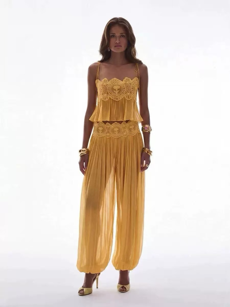 Ensemble de pantalons pour femmes en dentelle florale soluble dans l'eau, avec détails ajourés, comprenant un haut court à bretelles spaghetti et des volants, ainsi qu'un pantalon ample plissé de style lanterne, 2 pièces.