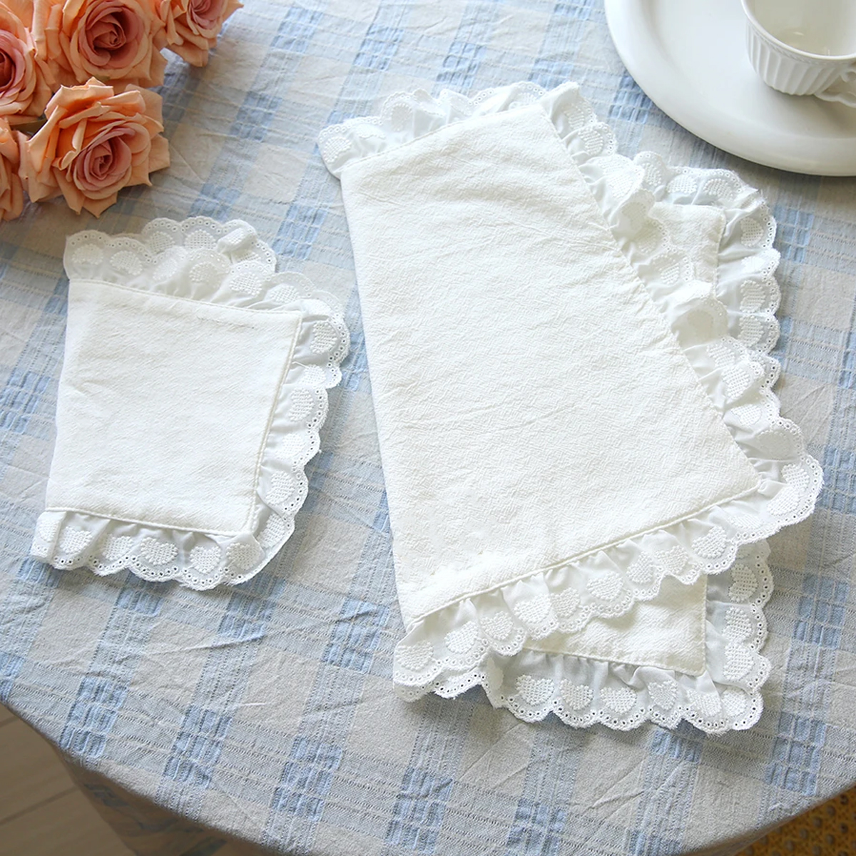 Ensemble de sets de table en coton avec dentelle et volants, sets de table et sous-verres en coton lavables, décoration de table élégante blanche pour tous les jours et les occasions