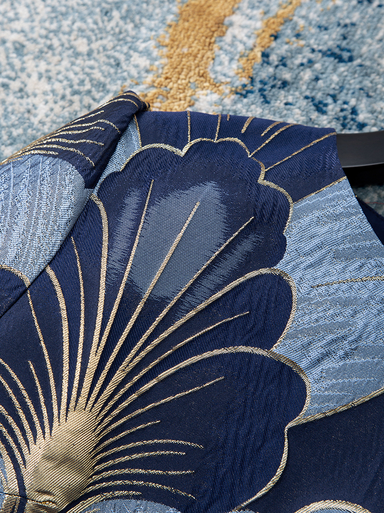 Robe pour femmes en jacquard bleu ornée de perles, manches courtes, col rond, coupe ample, coupe en A, idéale pour un mariage estival, élégante et décontractée.