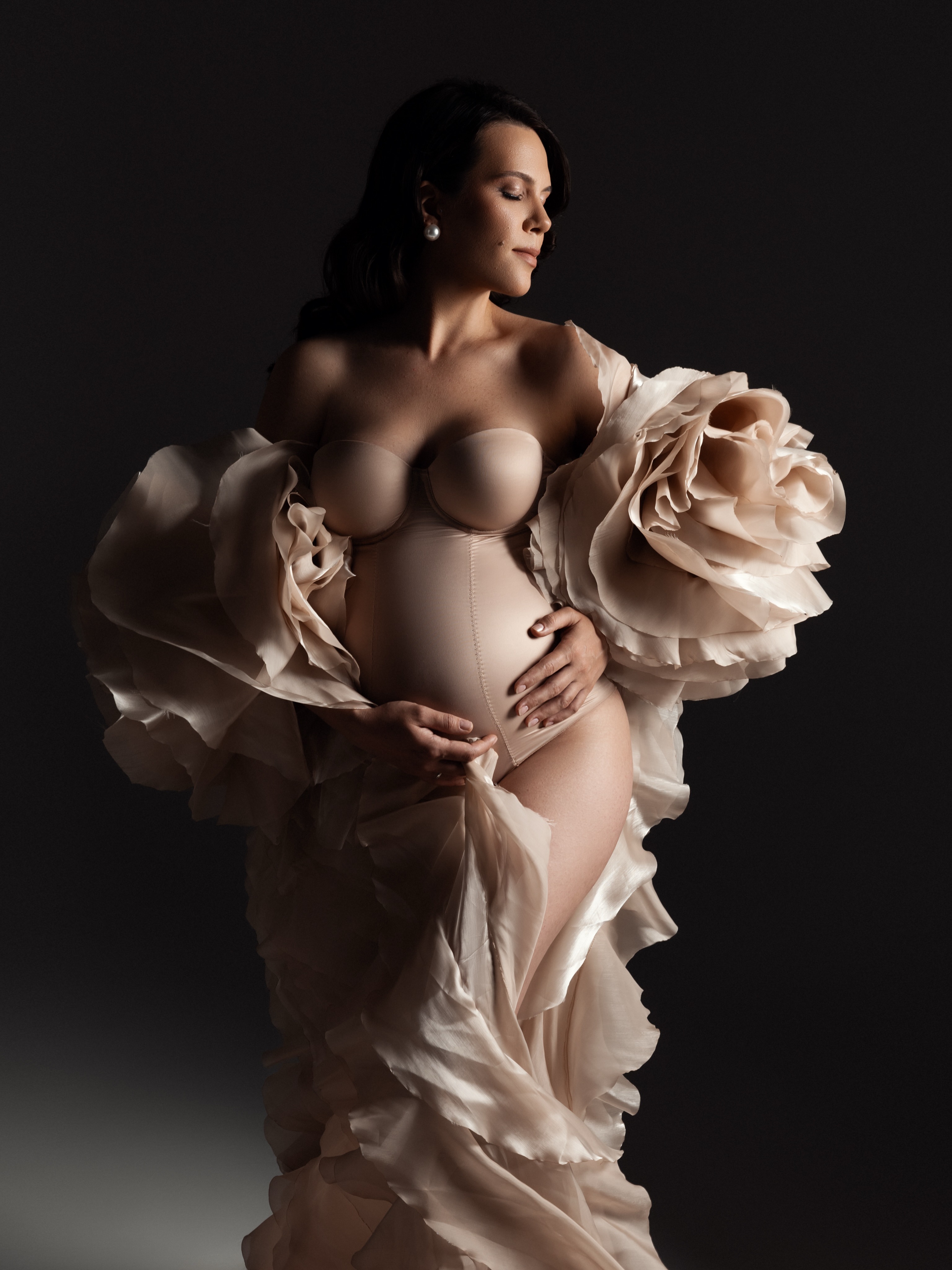 Robe de maternité personnalisée en organza à volants, épaules dénudées, avec grande fleur de rose 3D et longue traîne, tenue pour séance photo de grossesse