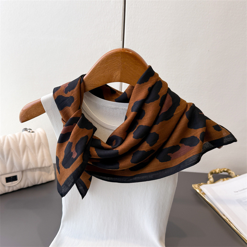 Écharpe carrée en soie synthétique 70% imprimé léopard, collection printemps-été, châle fin polyvalent, foulard, bandana pour cheveux pour femme