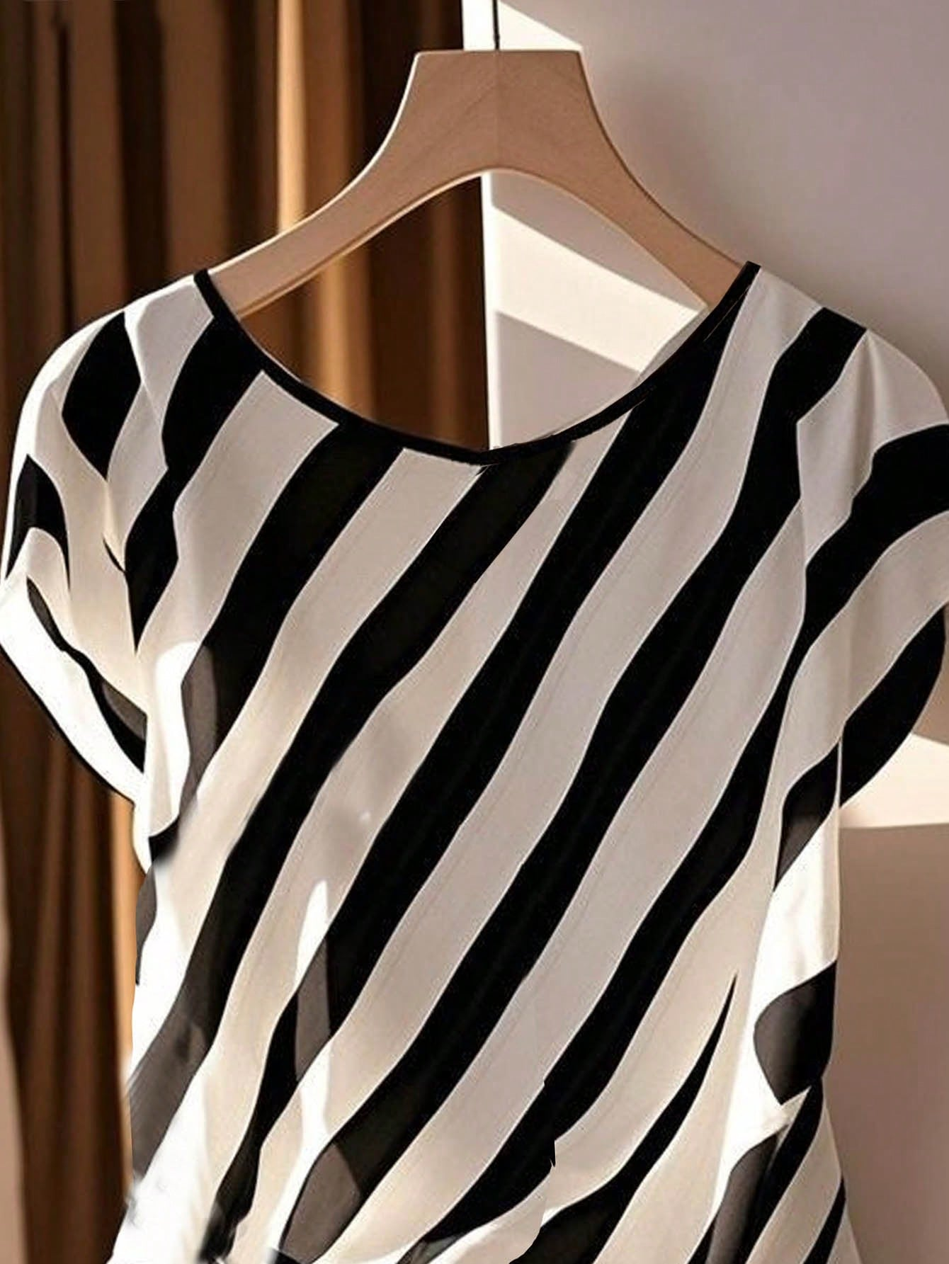 Chemise plissée sans manches à col rond rayée décontractée d'été pour femme