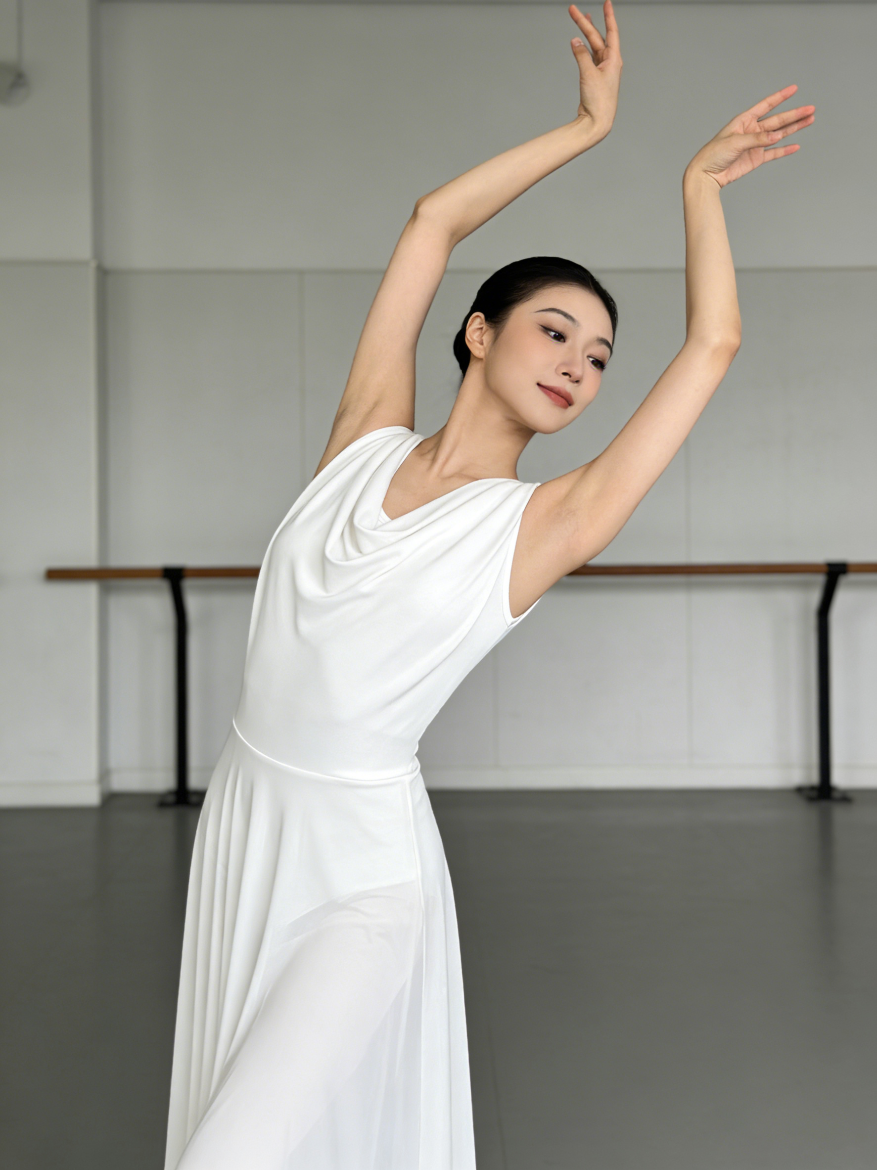 Costume de danse lyrique pour femmes adultes, tenue de danse moderne et contemporaine, robe à col en V, dos nu, en tulle fluide, pour spectacle sur scène