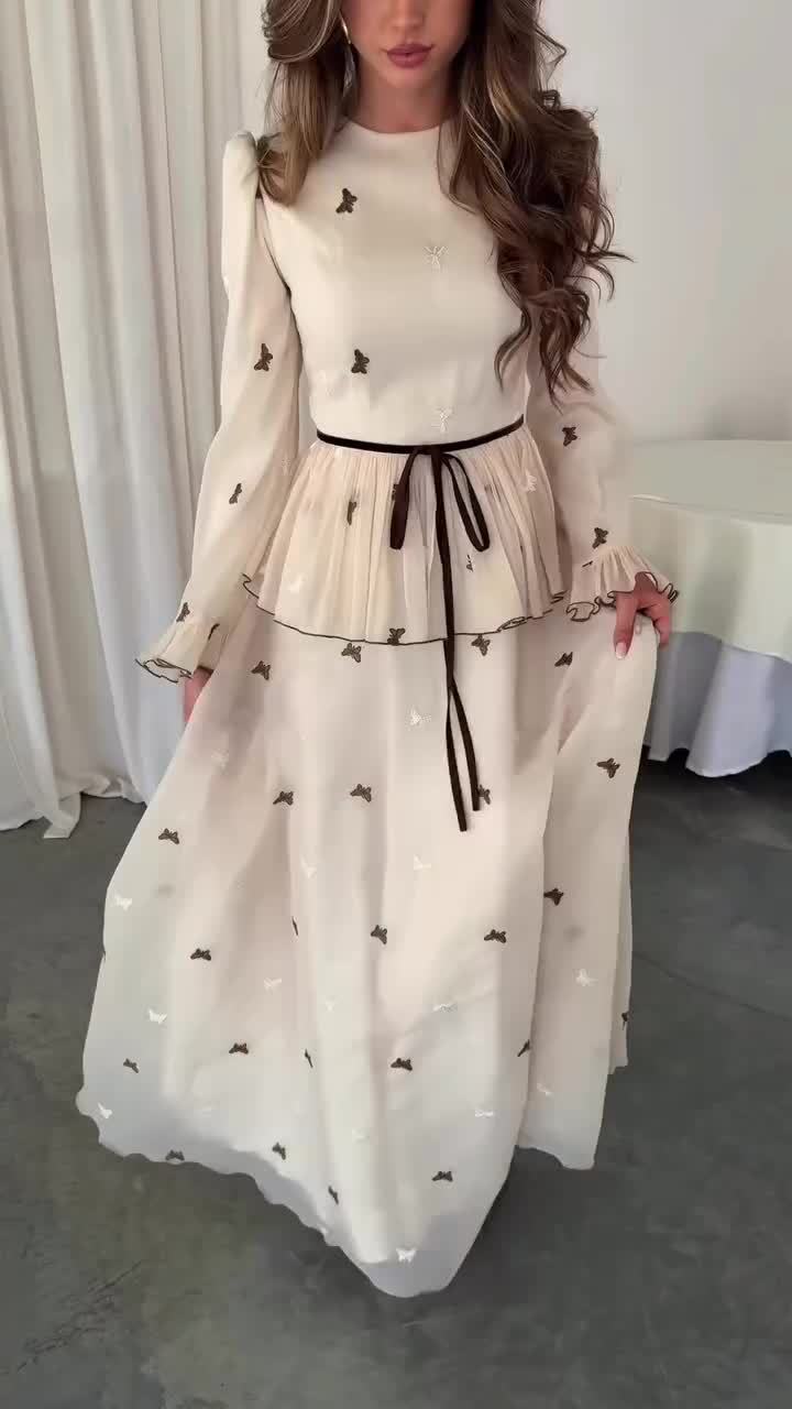 Robe longue beige pour femme avec broderie papillon, élégante robe trapèze à manches longues et volants à la taille