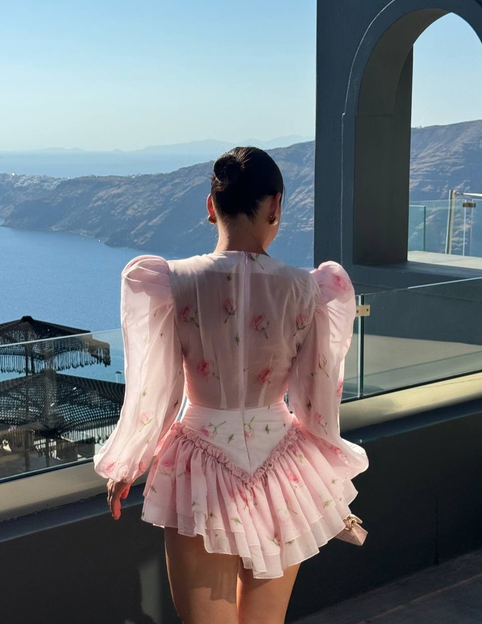 Robe courte en mousseline de soie transparente à fleurs roses pour femmes, manches longues bouffantes, fermeture éclair au dos, taille haute, volants superposés, tenue de vacances