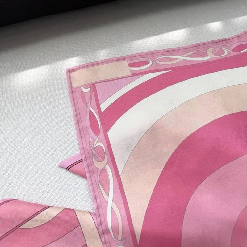 Foulard rose pour femme au design tendance avec logo signature de créateur, accessoires vestimentaires de luxe pour femme, bandana, écharpe