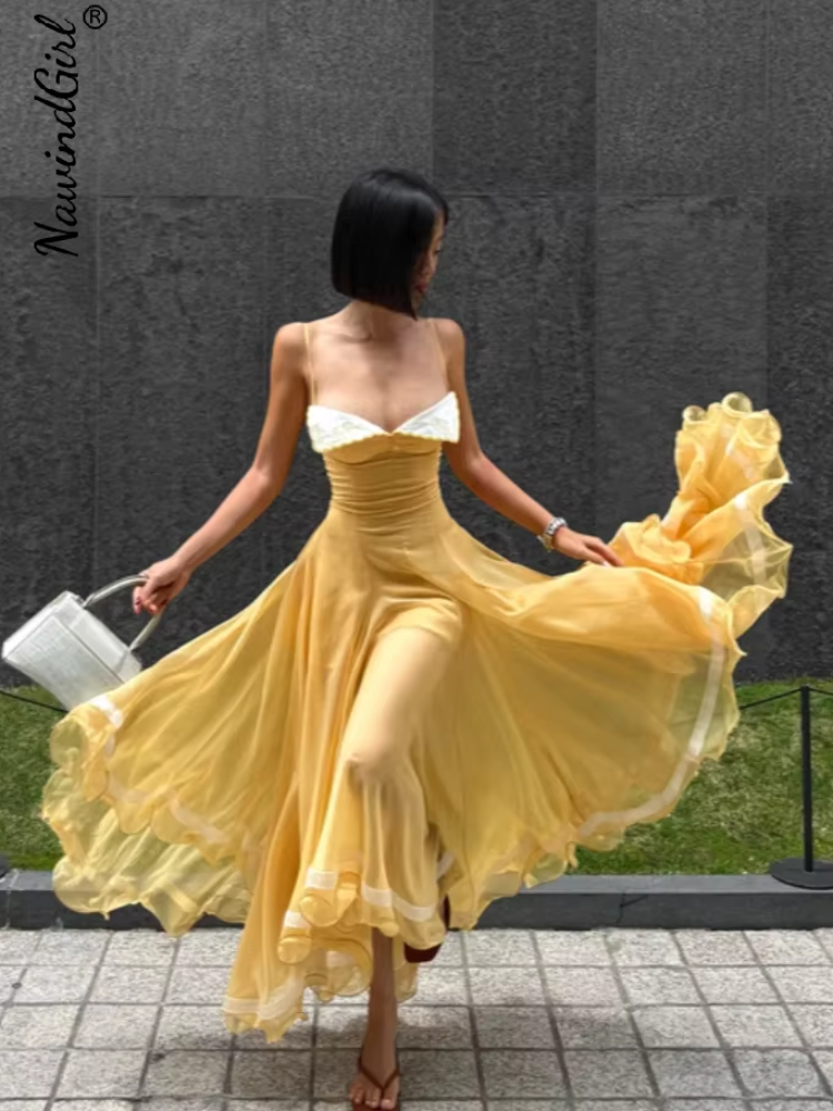 Robe longue plissée élégante pour femme, sans manches, dos nu, patchwork, taille cintrée, ourlet à volants, style sling, collection été 2026