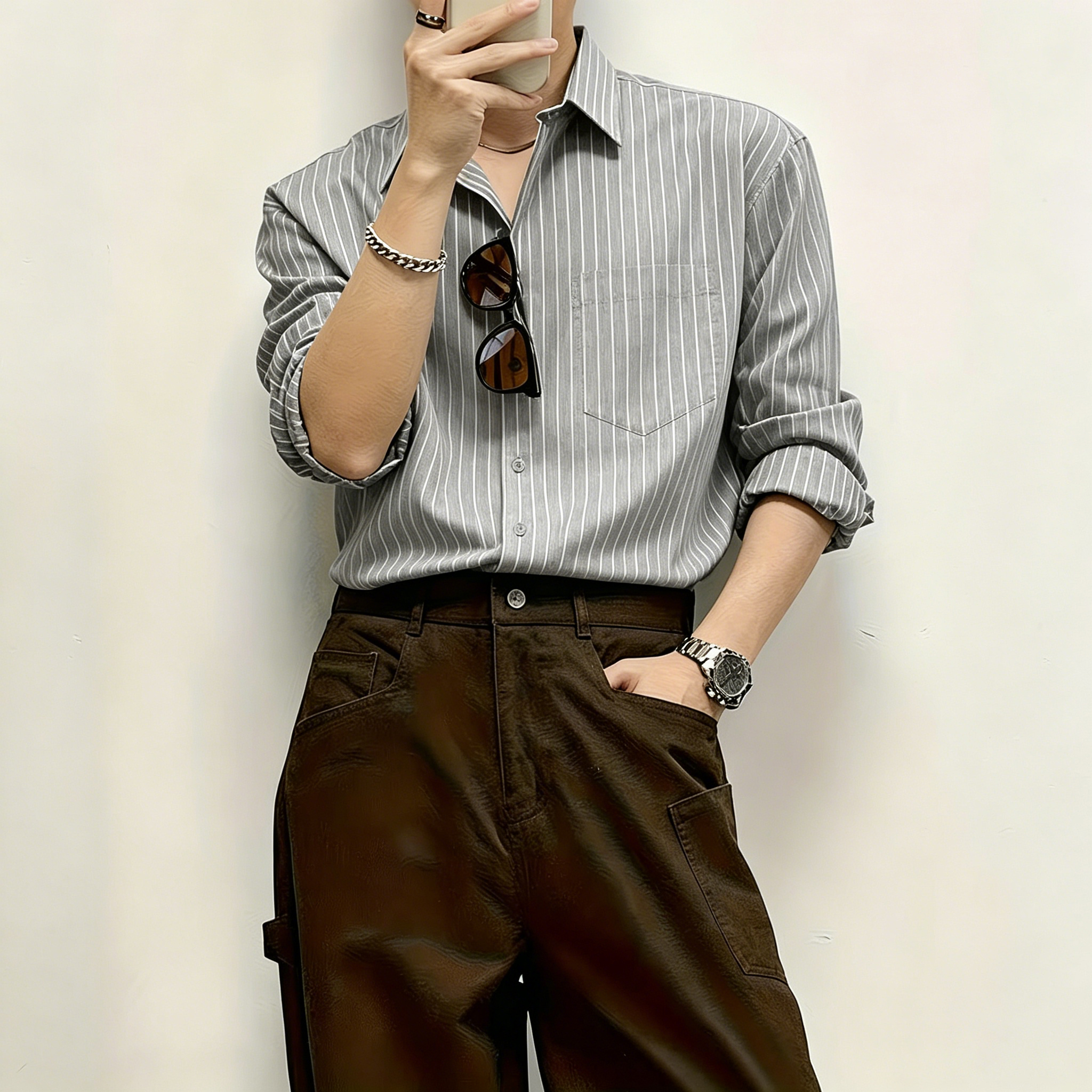Chemise à manches longues pour homme, base noire à fines rayures, coupe ample, design amincissant, poche unique, col à revers, haut décontracté.