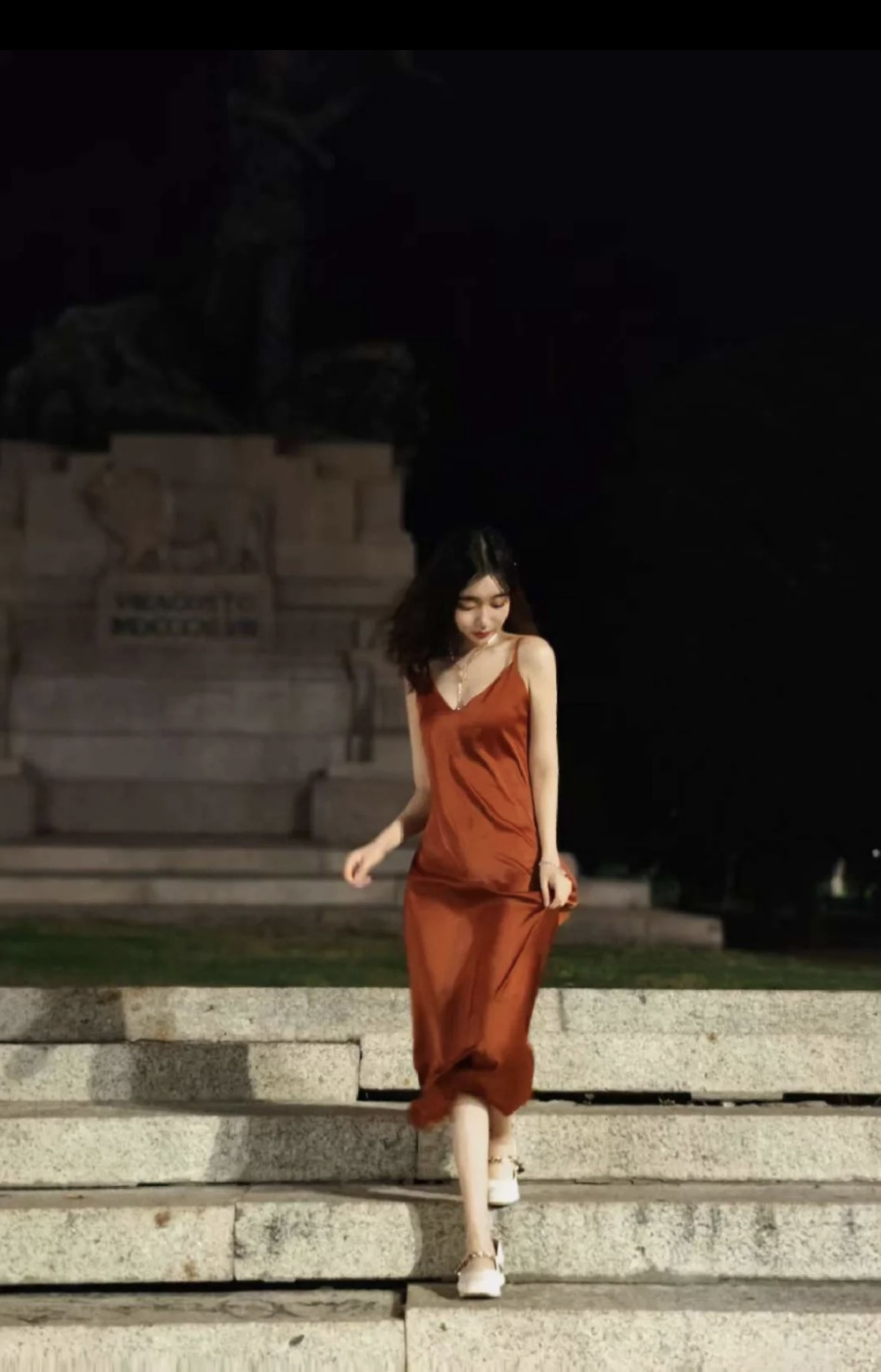 Nouvelle robe élégante pour femmes, en soie satinée, texture satinée, robe mi-longue sexy dos nu, robe de soirée
