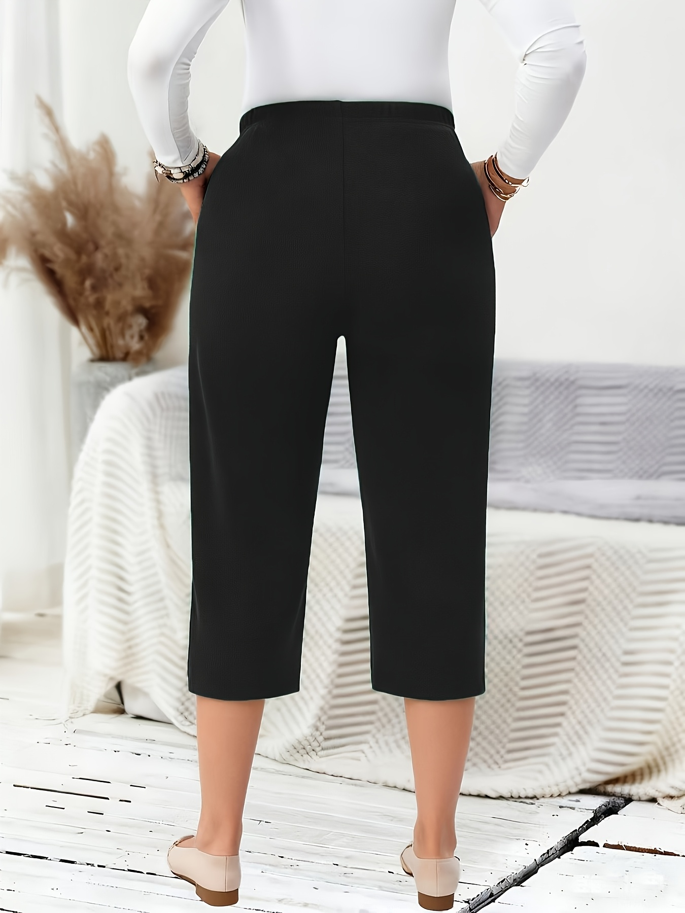 Pantalon décontracté uni de sept pouces pour femmes grandes tailles.