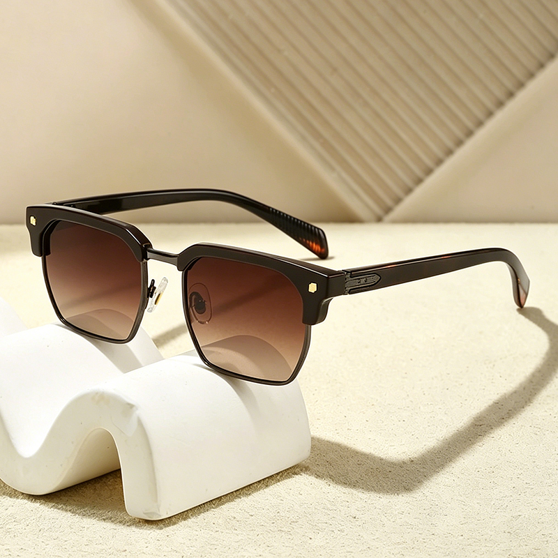 Lunettes de soleil de luxe simples pour hommes et femmes, monture carrée en métal avec rivets, protection UV pour les voyages en extérieur