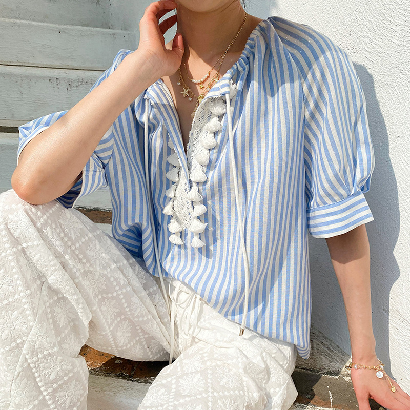 Nouvelle Blouse Chic Française à Rayures et Pompons pour Femme – Style Décontracté d'Été, Col en V, Manches Courtes en Lin, Idéale pour la Plage et les Vacances