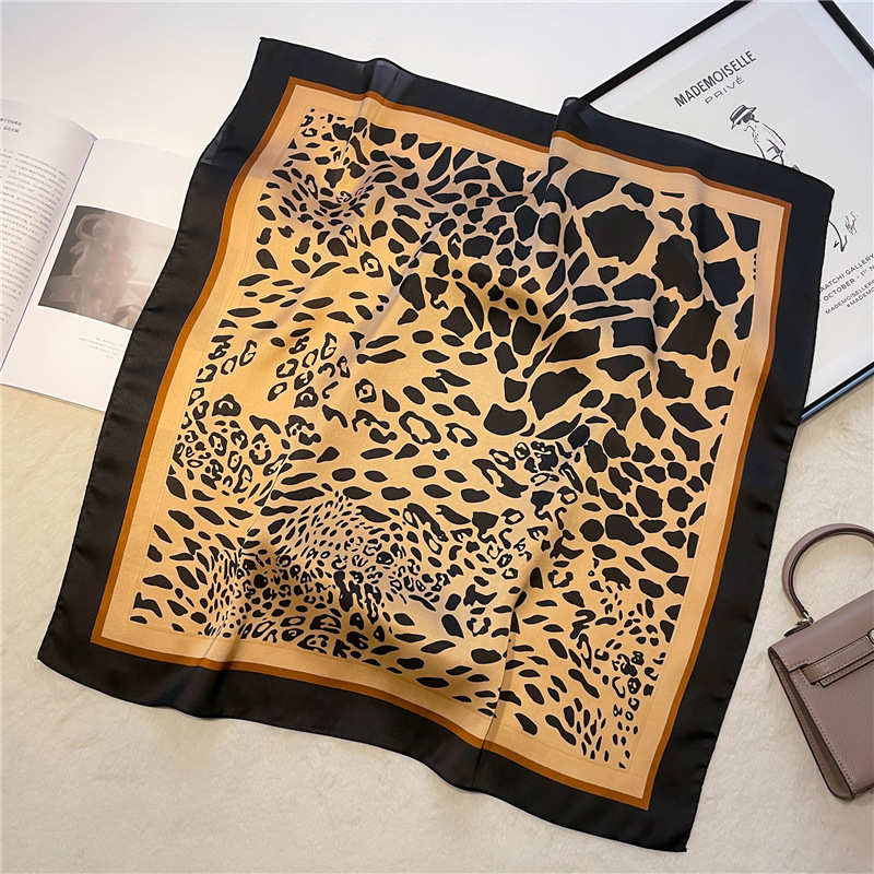 Marque de luxe imprimé léopard femmes Imitation soie écharpe carré femmes cou foulards foulard plage bandeau de cheveux femmes Bandana