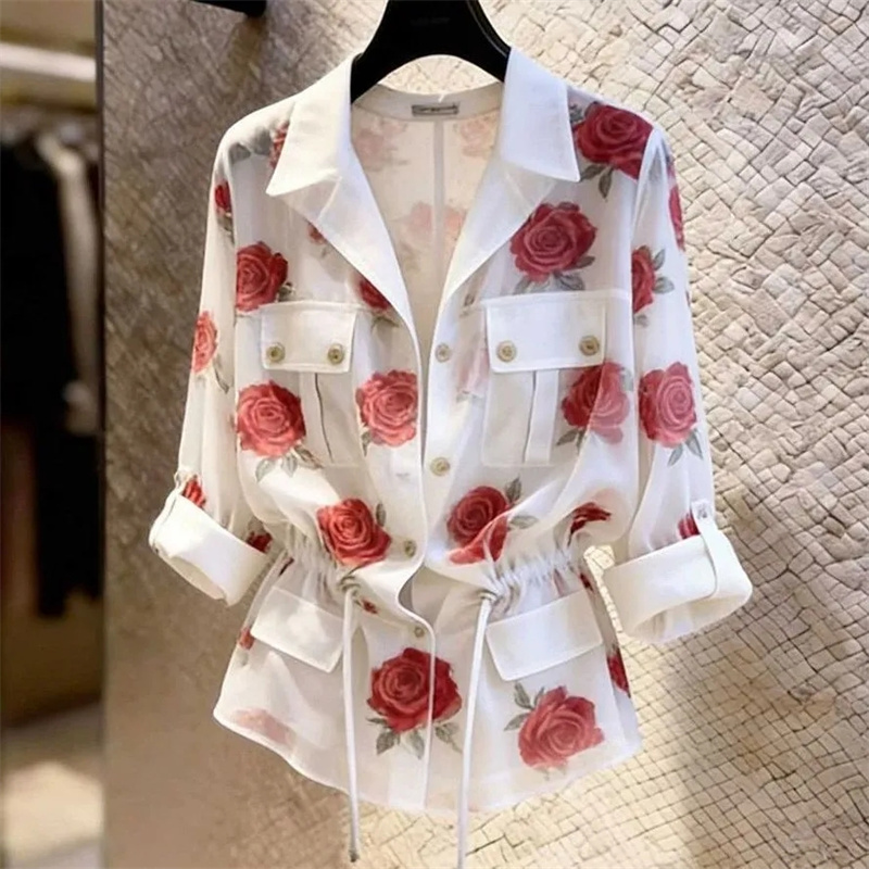 Chemisier pour femme, design élégant, imprimé roses, blanc, nouvelle collection été 2026, manches longues, style col à revers avec ceinture à la taille