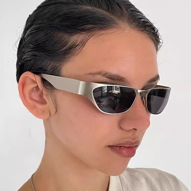 Lunettes de soleil Cyberpunk de luxe étroites pour femmes, monture métallique, style cool, pour hommes, idéales pour les voyages en extérieur et les fêtes, lunettes tendance UV400