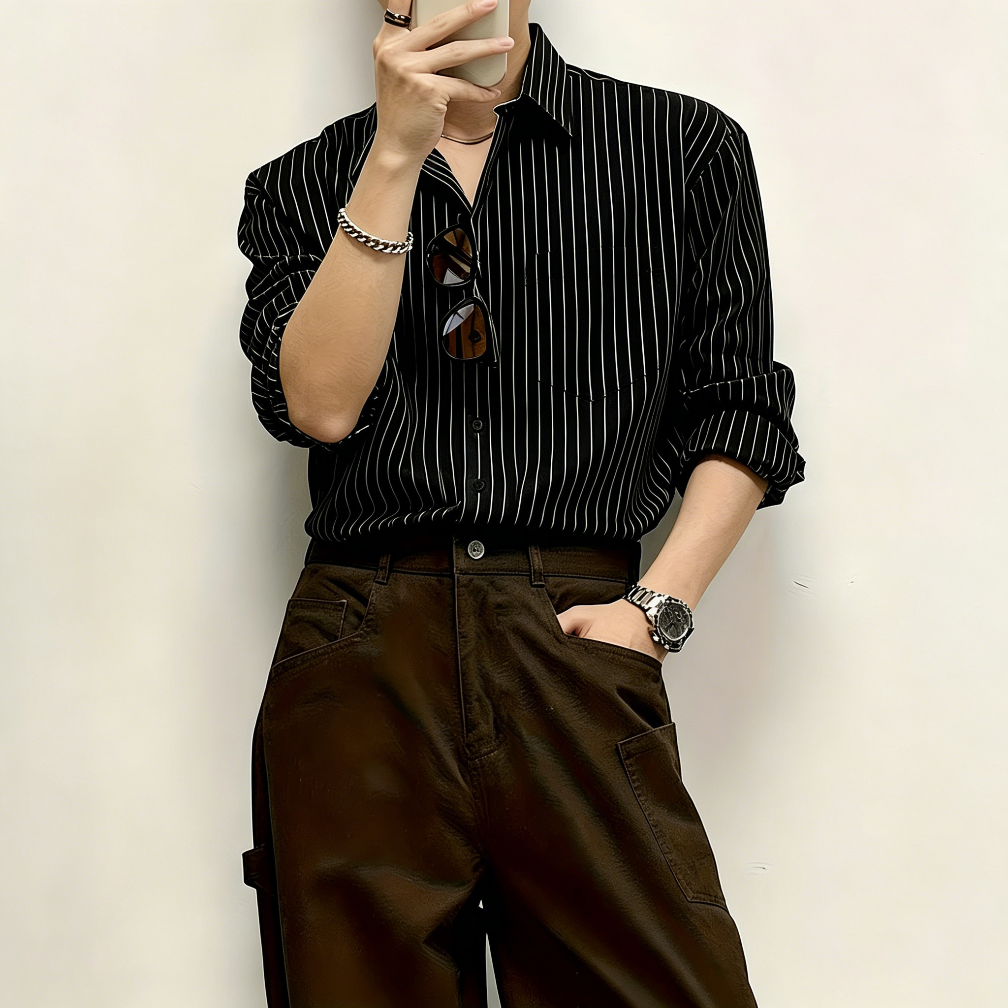 Chemise à manches longues pour homme, base noire à fines rayures, coupe ample, design amincissant, poche unique, col à revers, haut décontracté.