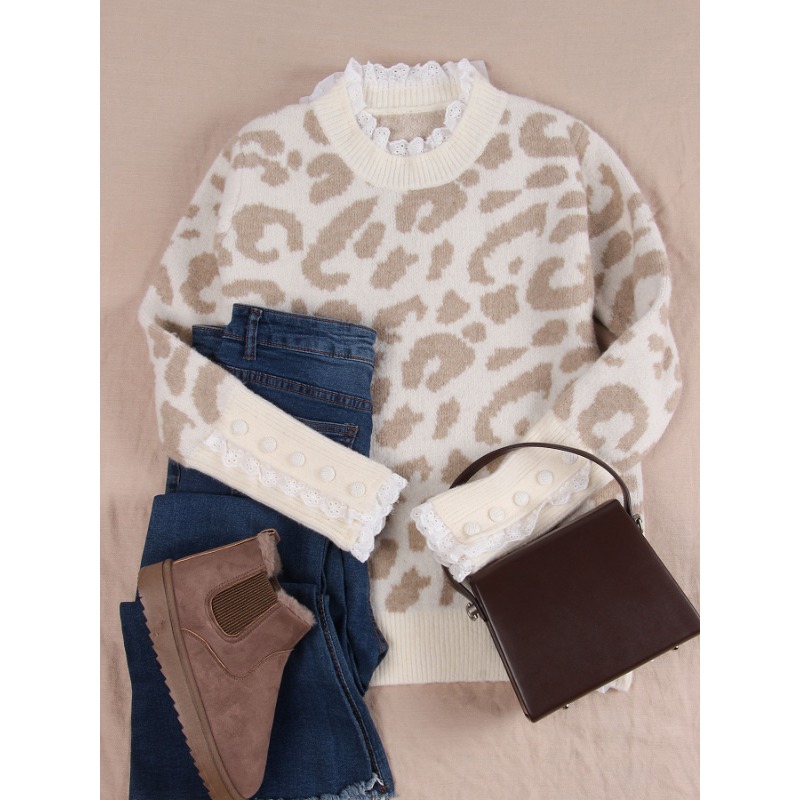 Pull en maille à imprimé léopard pour femme, avec bordure en dentelle, col rond, manches longues et détails boutonnés.