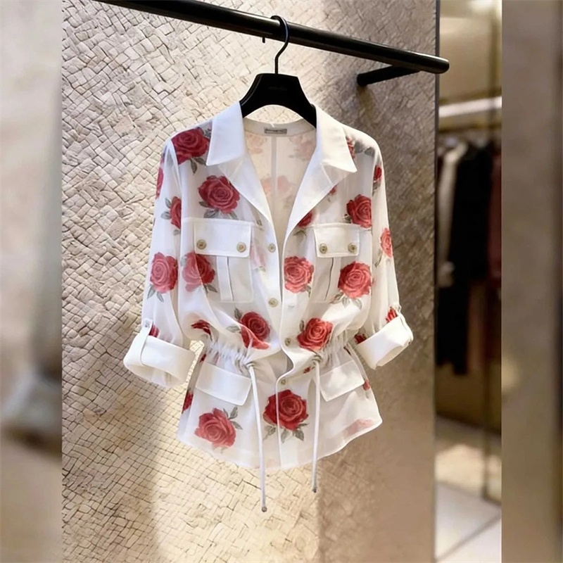Chemisier pour femme, design élégant, imprimé roses, blanc, nouvelle collection été 2026, manches longues, style col à revers avec ceinture à la taille