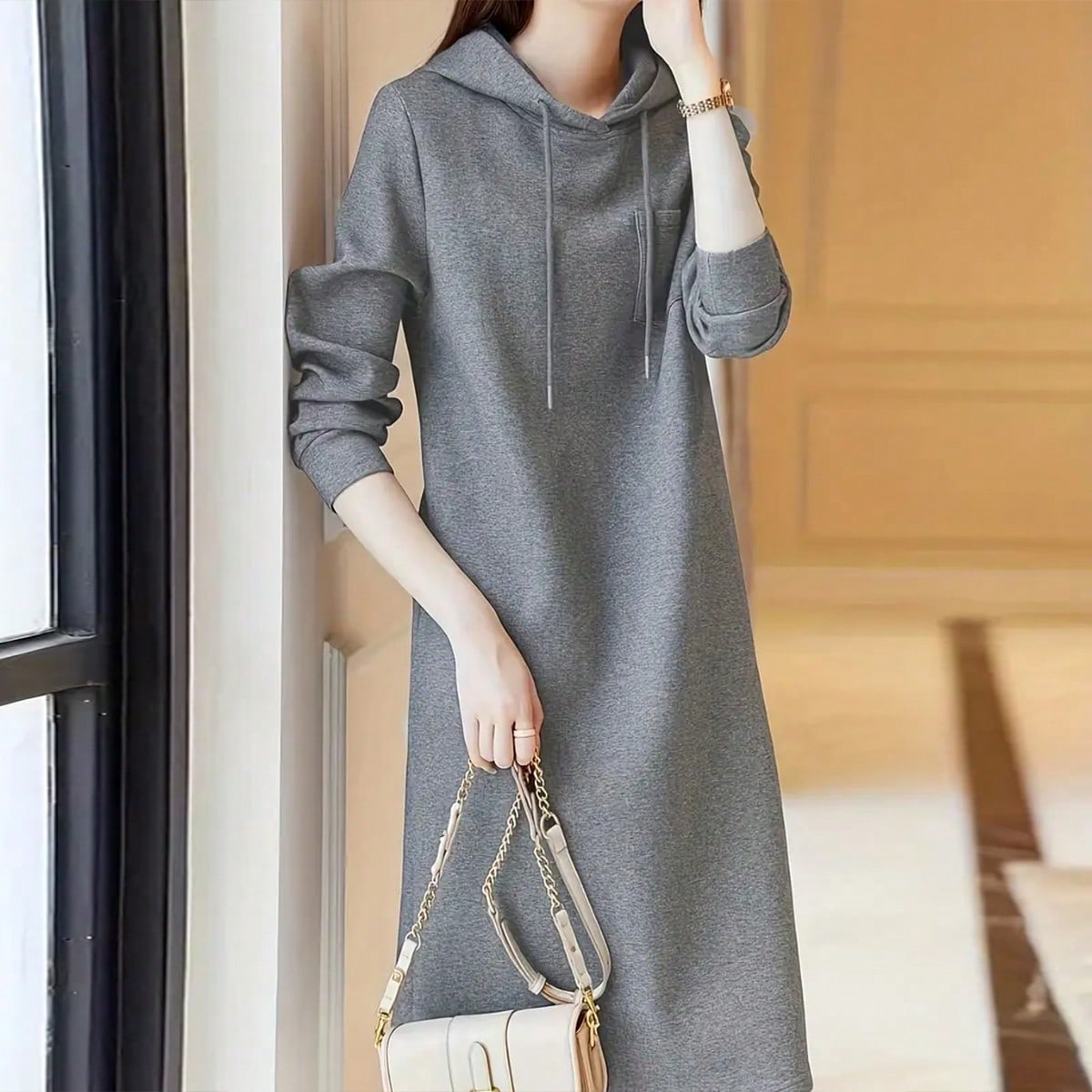 Robe midi en maille à capuche pour femme, automne 2026, manches longues, extensible, ample, décontractée, avec capuche à cordon et poche.