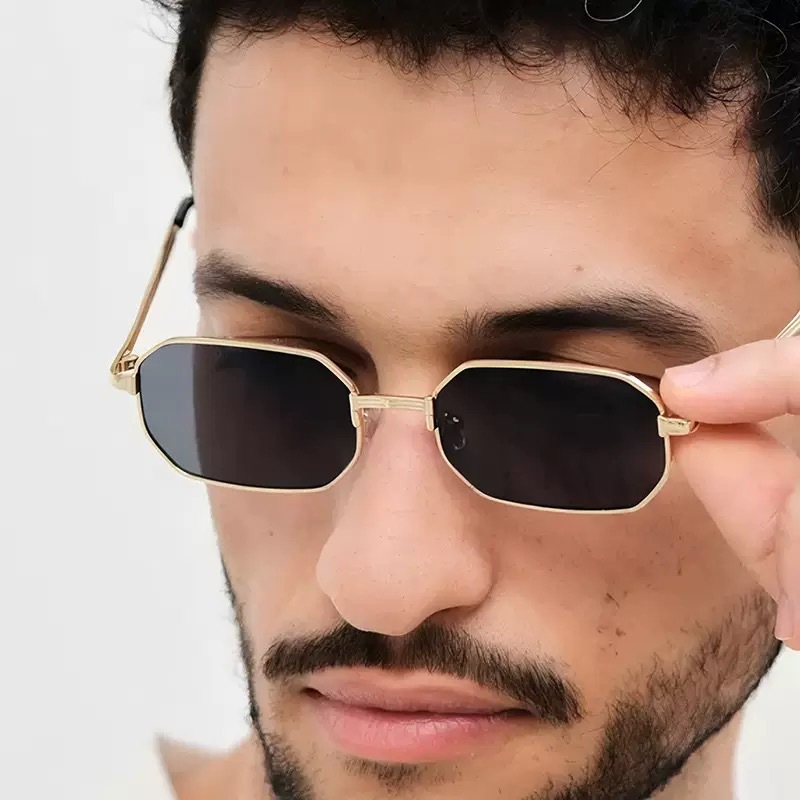 Mode petites lunettes de soleil carrées en métal hommes femmes en plein air décontracté couleur lentille lunettes de soleil Vintage Triangle jambes conception lunettes