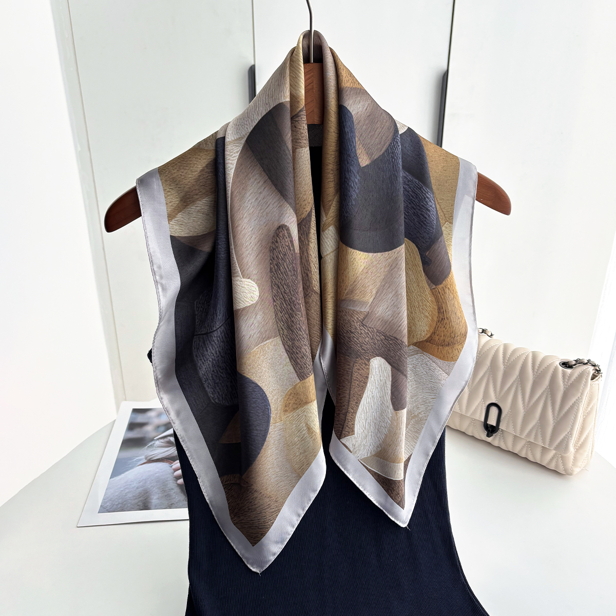 Foulard carré de luxe en soie pour femme, motif imprimé, bandeau, petit foulard pour cheveux, bandana