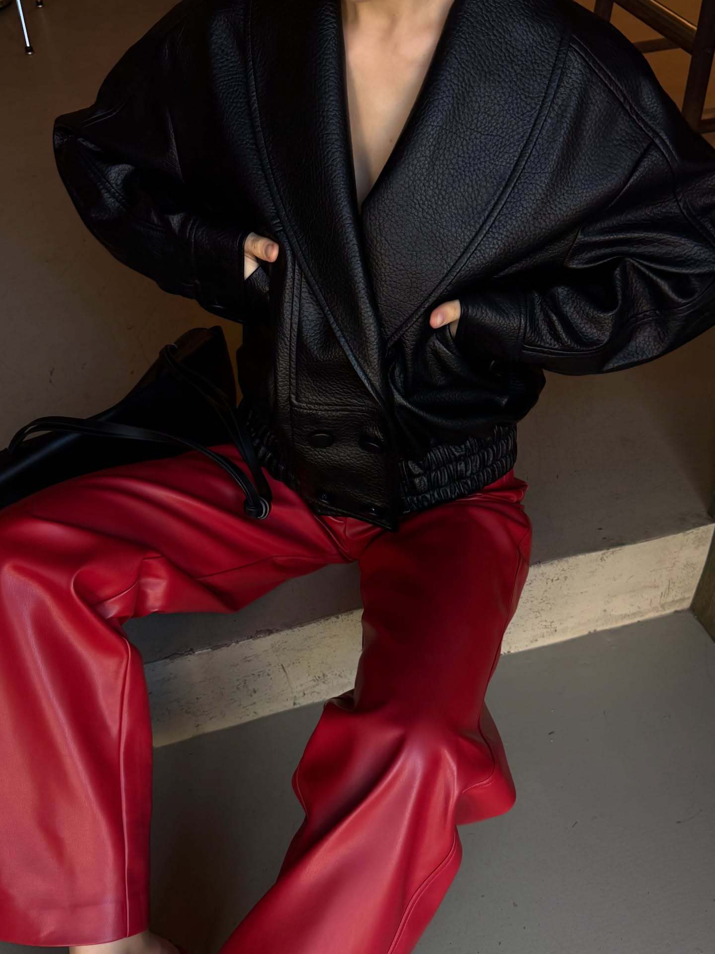 Pantalon décontracté en cuir rouge pour femme, coupe large, avec poches, style streetwear, marron, noir, bordeaux, nouvelle collection automne 2026