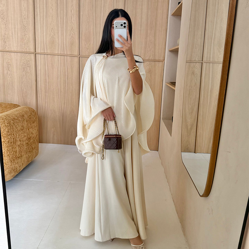 Ensemble Abaya élégant et luxueux blanc crème avec cape ample, haut et jupe longue pour femme musulmane, tenue formelle modeste pour l'Aïd, soirée, fête ou rendez-vous