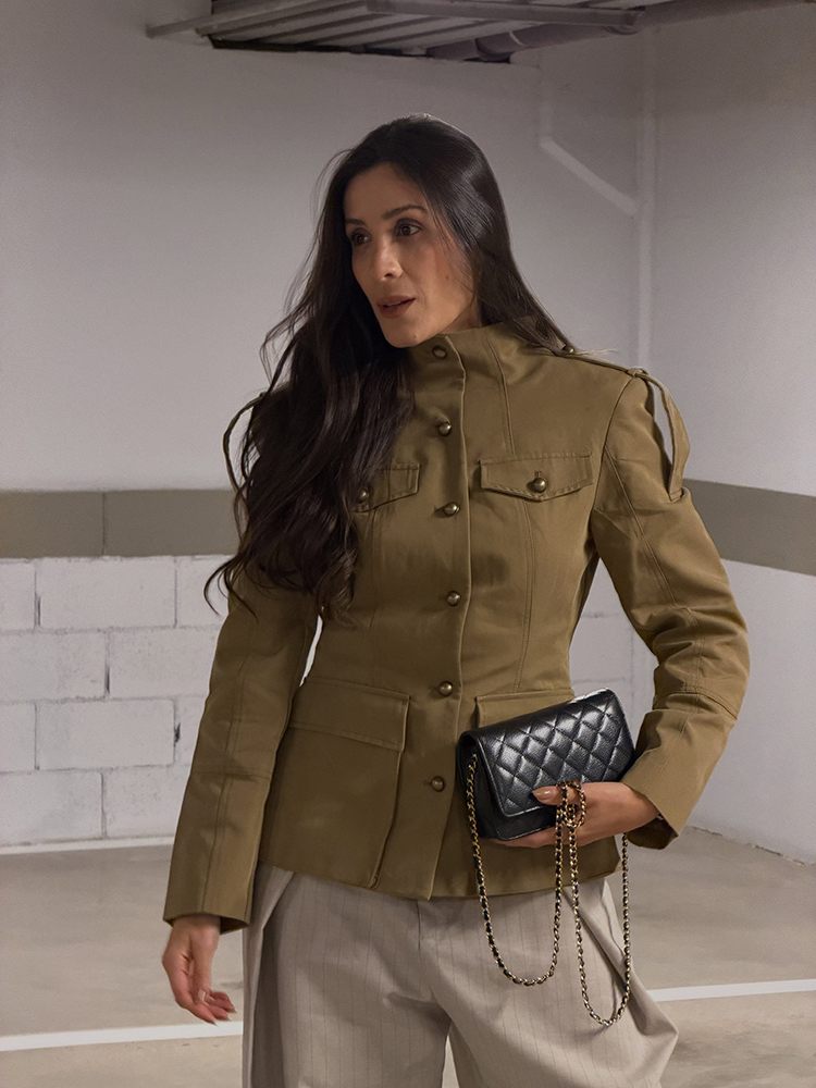 Ensemble deux pièces cargo kaki pour femme, veste ajustée à col montant et boutons dorés, short taille haute, ensemble vintage d'automne pour un look streetwear.