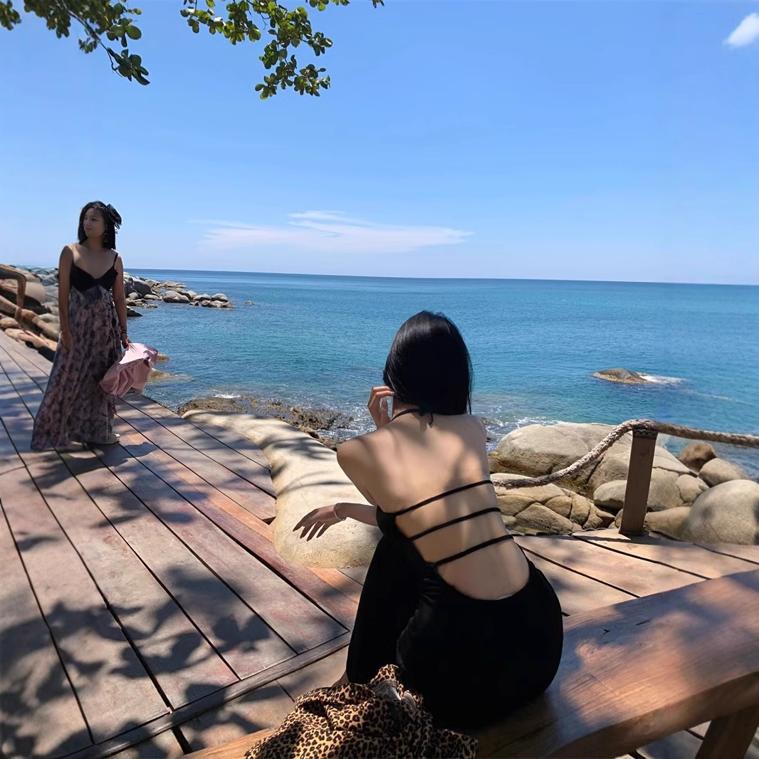 Robe décontractée pour femmes, tenue de plage, Sexy, forme du corps, Mini robe en soie glacée, couleur Pure, décolleté froncé, sans manches