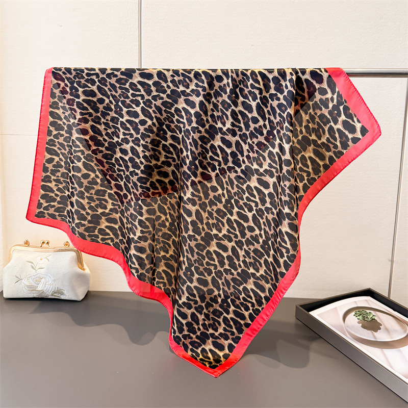 Écharpe en soie à imprimé léopard pour femme, bordure rouge, 70 cm, carré, bandana en satin, châle, foulard de mode, style de créateur de luxe, écharpes pour le cou