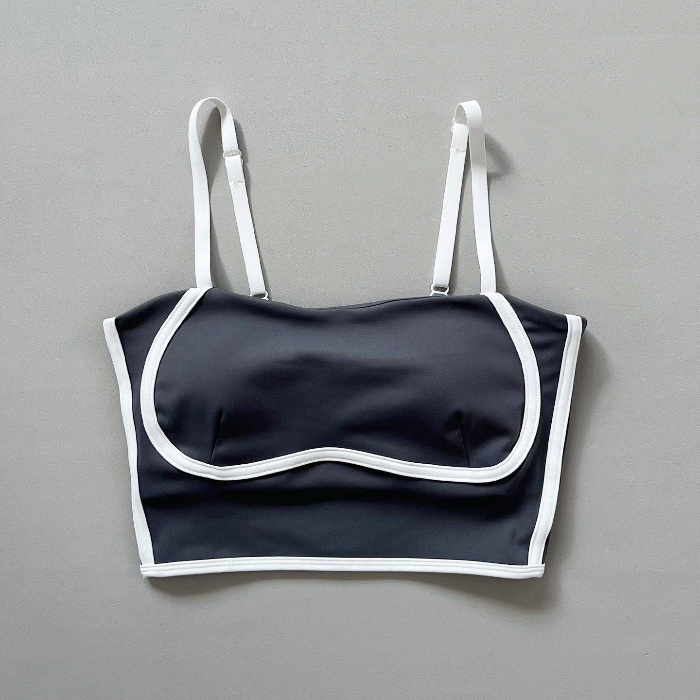 Nouveau débardeur de sport pour femme avec coussinets de soutien-gorge intégrés pour la course à pied, le yoga, le pilates et l'entraînement en salle de sport