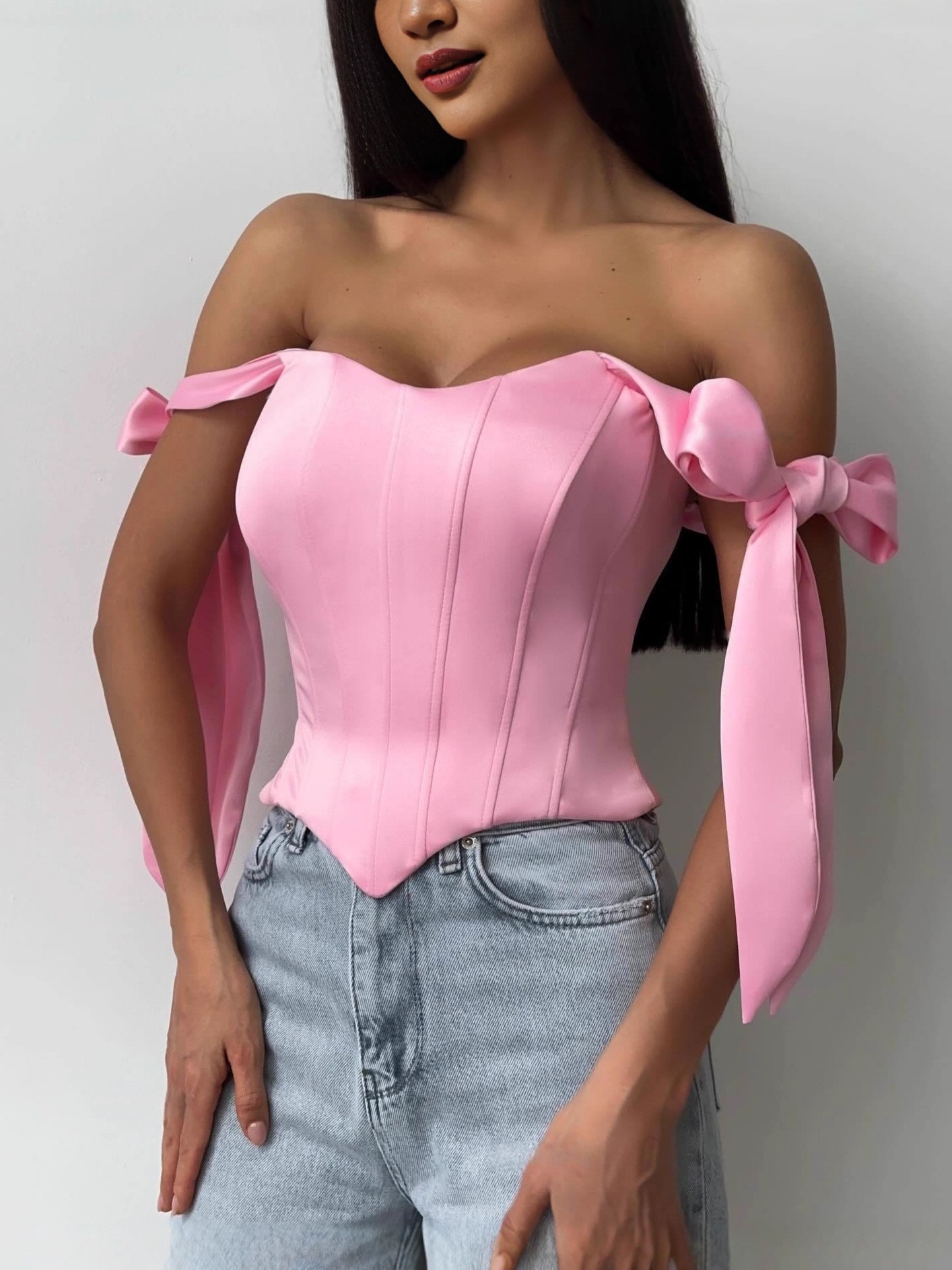 Haut bustier élégant à bretelles fines et nœud papillon pour femme, style corset court en satin, idéal pour l'été