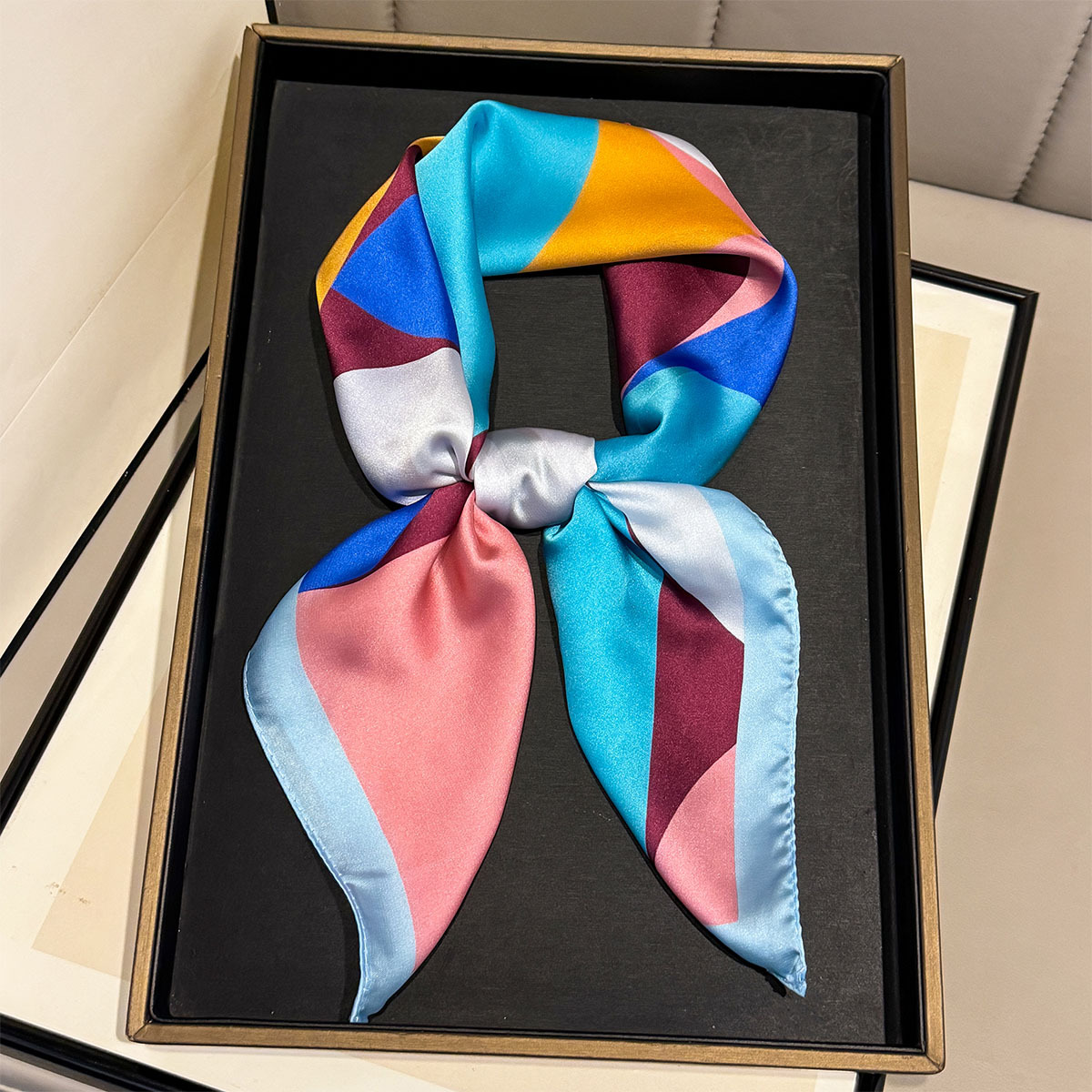 Foulard carré en soie à blocs de couleur géométriques pour femme, doux, toutes saisons, hijab, décoration, bandana, usage quotidien