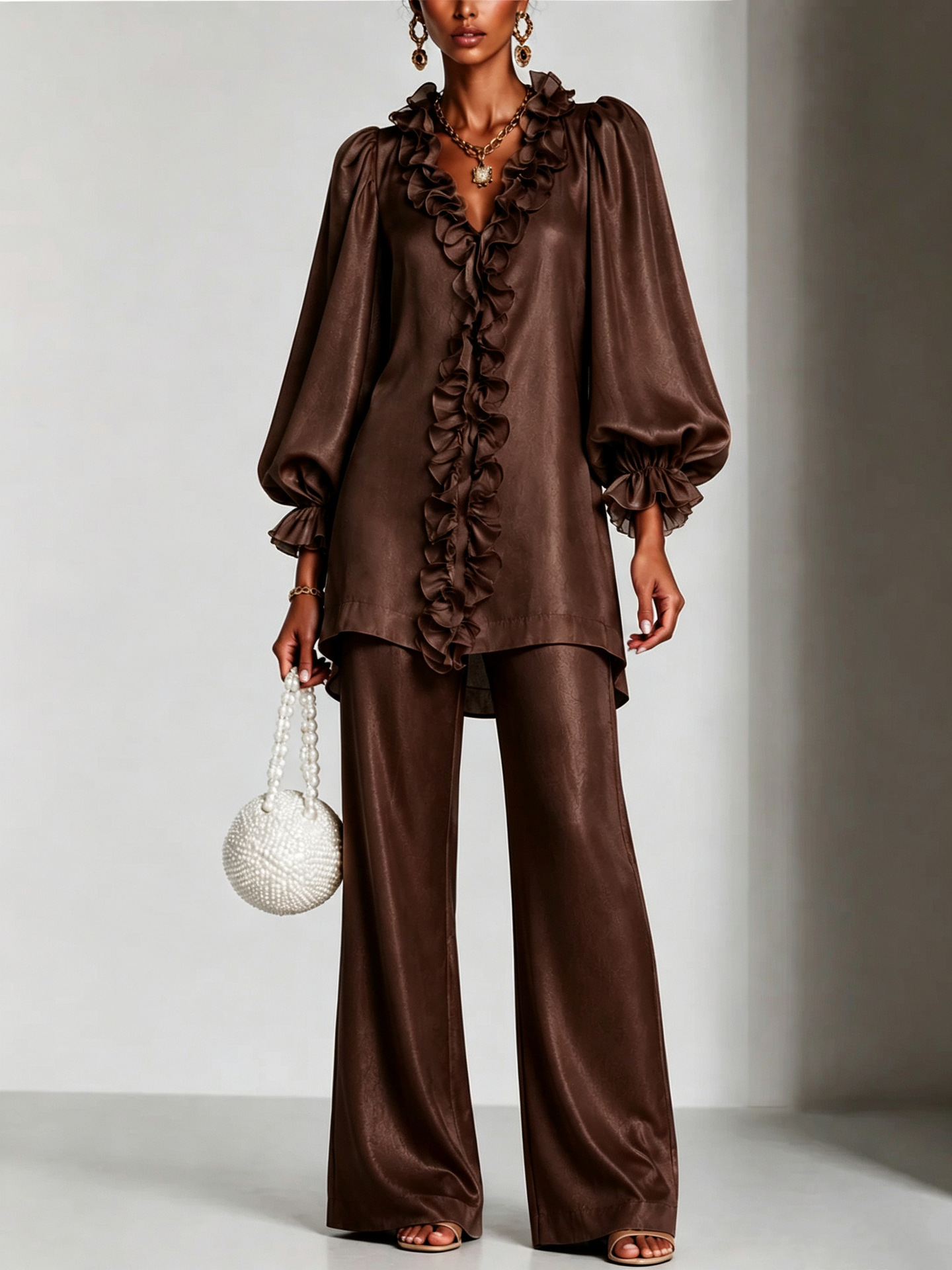 Ensemble en deux pièces pour femmes, composé d’une blouse en satin à volants, avec un décolleté en V et des manches bouffantes, et d’un pantalon à taille haute et jambes larges. Ensemble élégant pour soirées et événements.