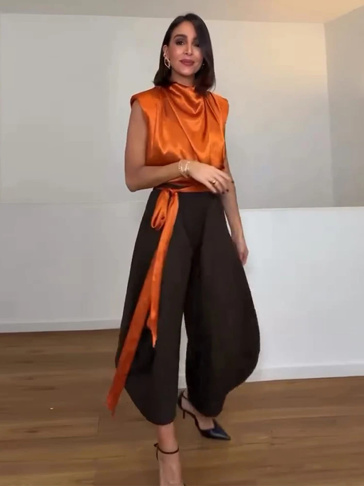 Haut court plissé en satin pour femme, nouvelle collection Printemps-Été 2026, sans manches, avec nœud à nouer à la taille, coupe ajustée, élégant, vêtement féminin.