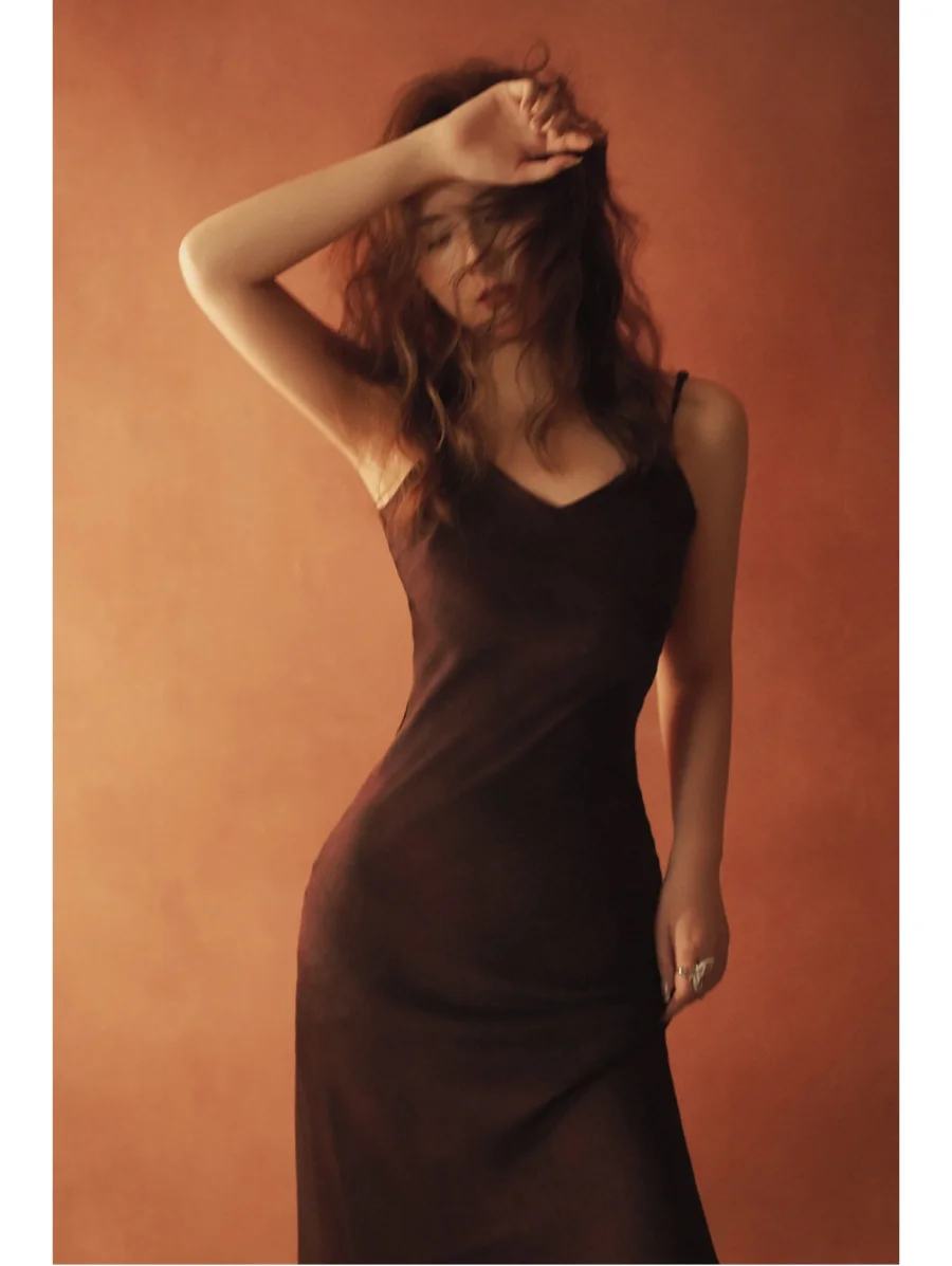 Nouvelle robe élégante pour femmes, en soie satinée, texture satinée, robe mi-longue sexy dos nu, robe de soirée