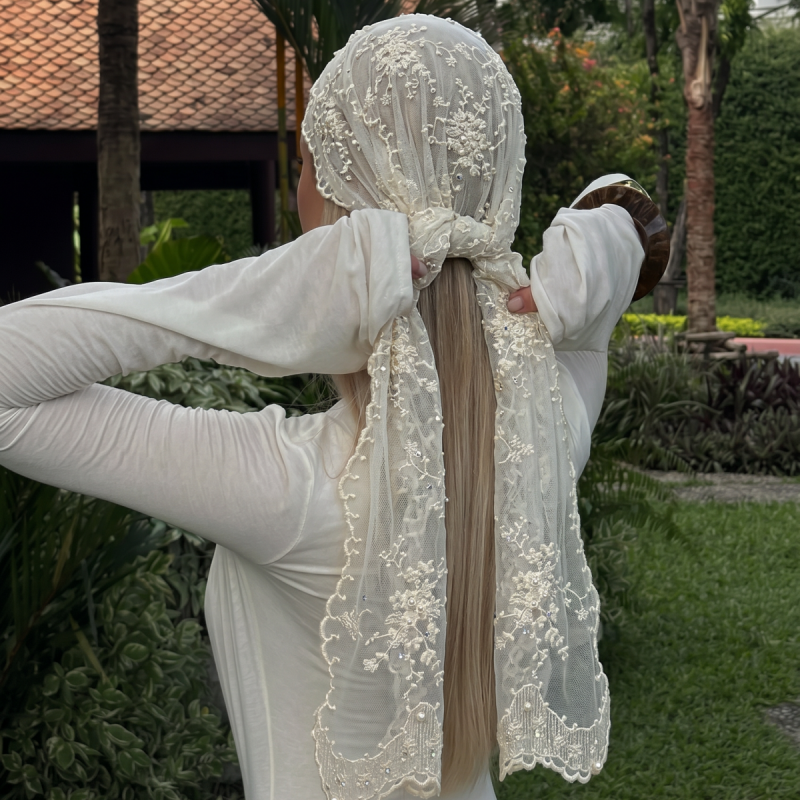Écharpe carrée pour femme, châle élégant à fleurs et dentelle, avec pompons, accessoire de mode printemps-été pour photos