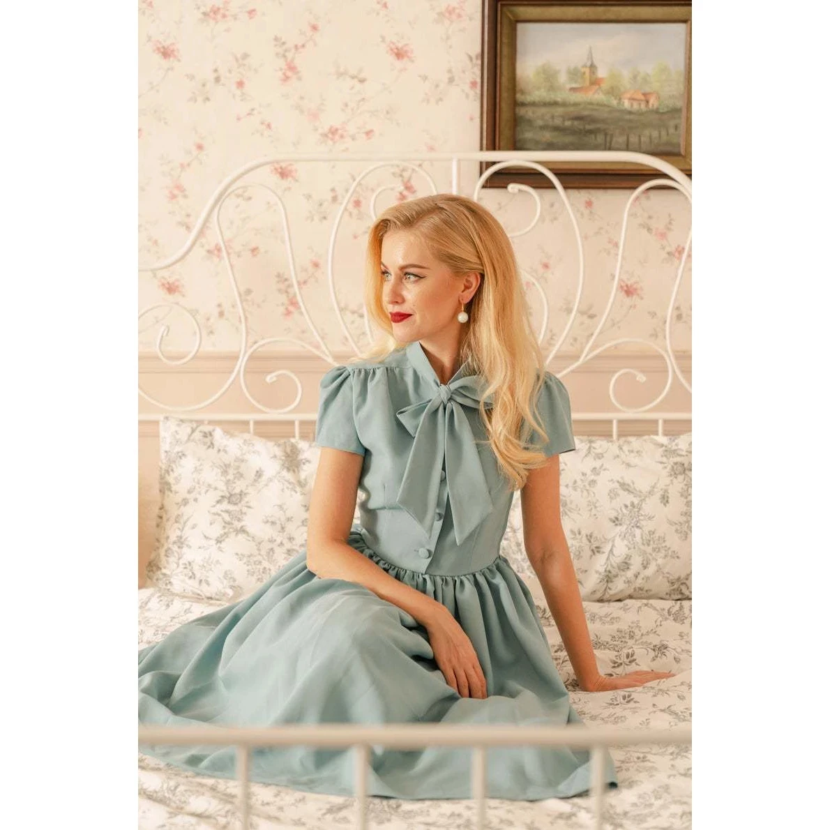 Robe plissée bleue style vintage, col nœud papillon, boutonnée, élégante, pour femme, été, ceinturée, style pin-up, années 60, 50, rockabilly.
