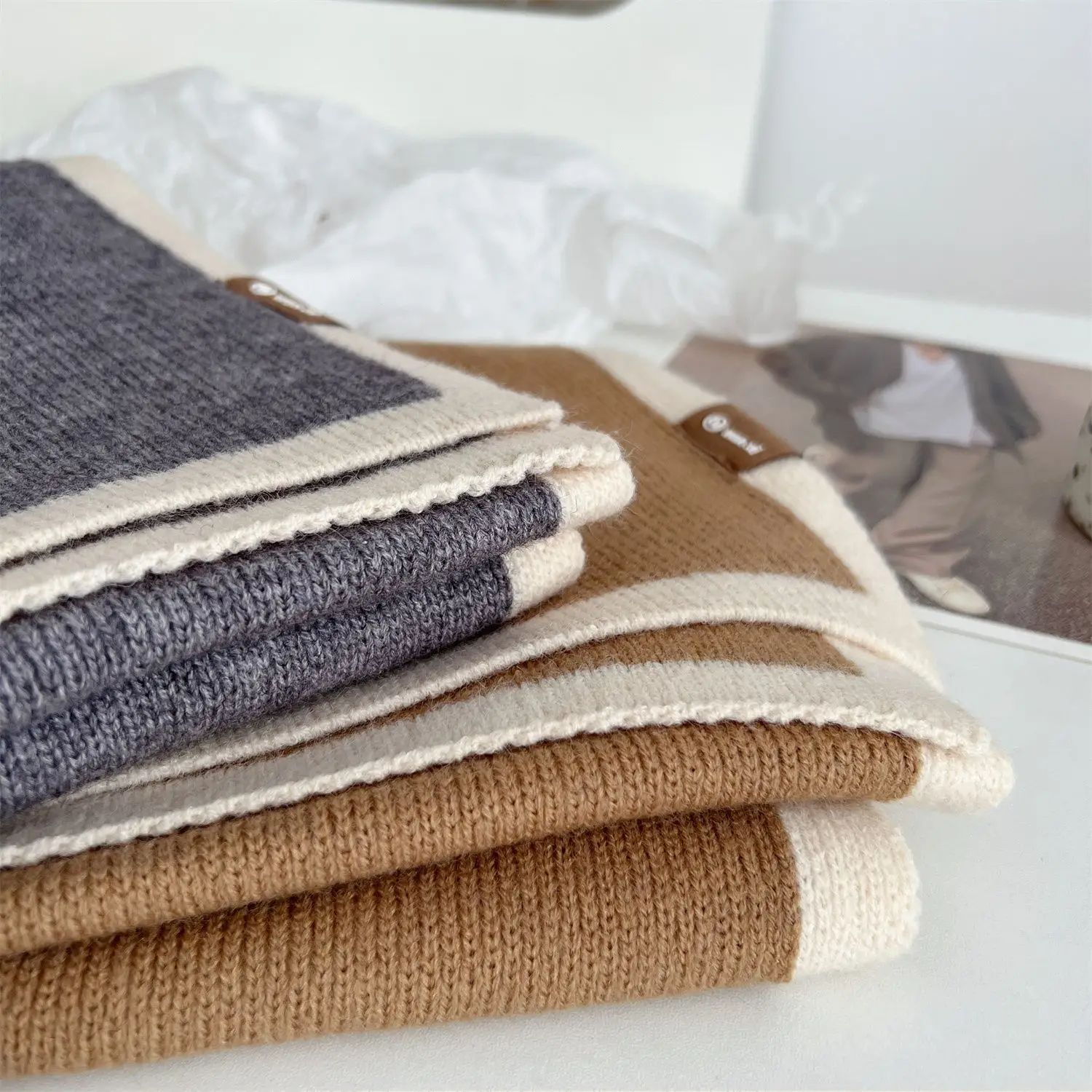 Écharpe assortie de couleur noir et blanc, nouveau style d'hiver, bordure de haute qualité, design de niche en laine tricotée, polyvalent pour garçons et filles, 2024